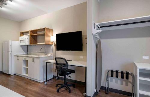 a kitchen with a desk and a chair in a room at Extended Stay America Premier Suites - Melbourne - Palm Bay in West Melbourne