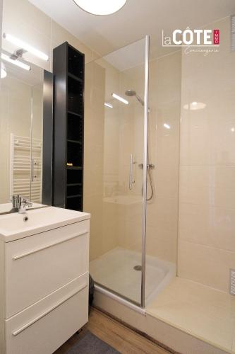 une salle de bain avec une douche, des toilettes et un lavabo dans l'établissement L'escandiado - 4 couchages, à Sausset-les-Pins