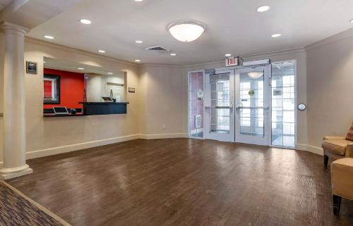 an empty living room with a hard wood floor at Extended Stay America Suites - Orlando - Maitland - 1776 Pembrook Dr in Orlando