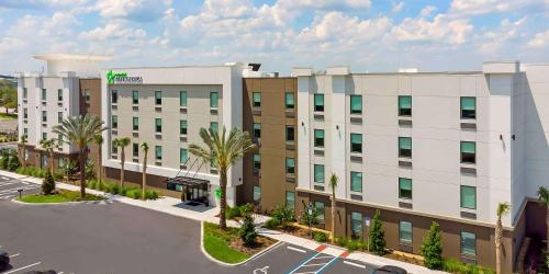 Extended Stay America Premier Suites - Orlando - Sanford في سانفورد: اطلالة جوية على نزل هامبتون  اجنحة النخيل صحراء