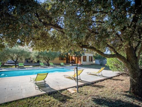 un groupe de chaises assises à côté d'une piscine dans l'établissement La grande Sorgues, à Sorgues