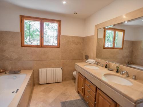 ein Badezimmer mit zwei Waschbecken und einem großen Spiegel in der Unterkunft La grande Sorgues in Sorgues