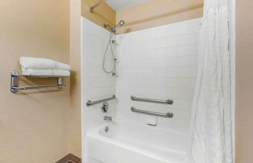 y baño con ducha y bañera blanca. en Extended Stay America Select Suites - Orlando - Southpark - Equity Row en Orlando