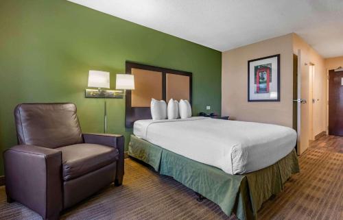 Pokój hotelowy z łóżkiem i krzesłem w obiekcie Extended Stay America Suites - Jacksonville - Riverwalk - Convention Center w mieście Jacksonville