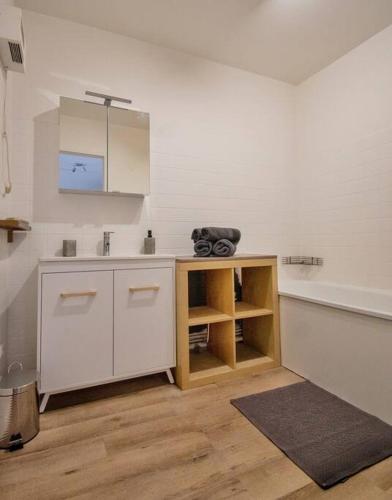 une cuisine avec un comptoir et un évier dans une pièce dans l'établissement Joli T2 lumineux avec balcon et wifi - proche CV, à Aix-en-Provence