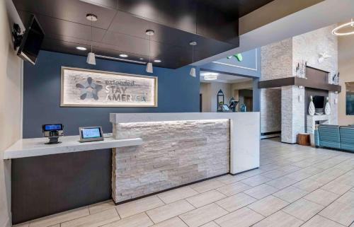 um átrio de um hotel de estrelas com recepção em Extended Stay America Premier Suites - Lakeland - I-4 em Lakeland