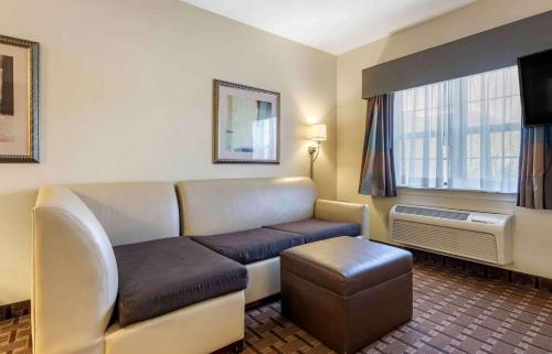 a living room with a couch and a window at Extended Stay America Premier Suites - Lakeland - I-4 in Lakeland