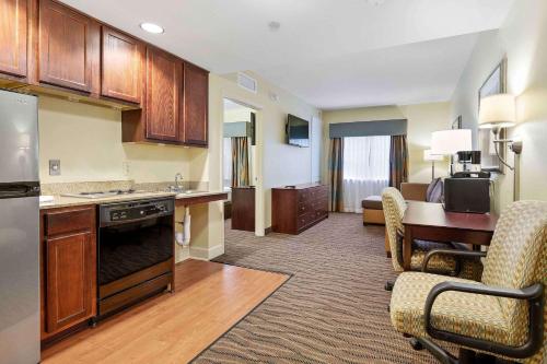 a room with a kitchen and a living room at Extended Stay America Premier Suites - Lakeland - I-4 in Lakeland