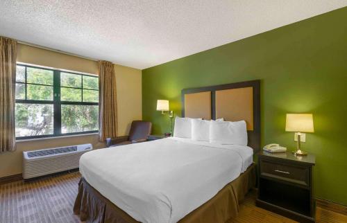 um quarto de hotel com uma cama grande e uma janela em Extended Stay America Suites - Tampa - Airport - Spruce Street em Tampa