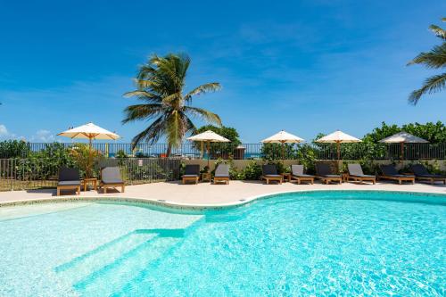 Large studio with beach and pool in Orient Bay