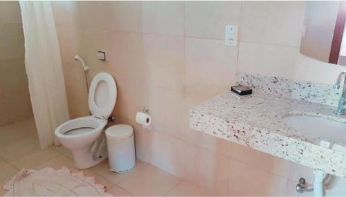 La salle de bains est pourvue de toilettes et d'un lavabo. dans l'établissement Fazenda Araras Pirenópolis, à Pirenópolis