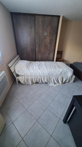 a bedroom with a bed with a wooden door at Luxe-Home in Châtenoy-le-Royal