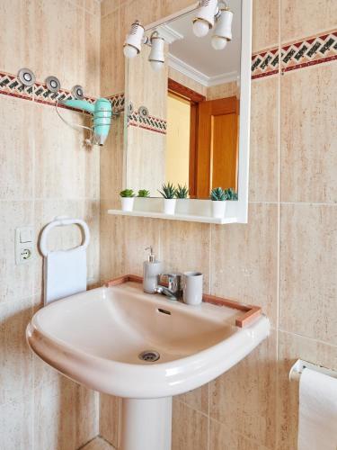 a bathroom with a sink and a mirror at EL RINCÓN VERDE in Puerto de Sagunto