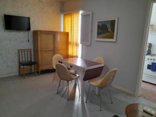 een keuken met een tafel en stoelen in een kamer bij depto 6 personas en costa argentina in Miramar