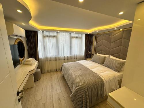 伊斯坦堡的住宿－ISTANBUL SUITE，一间卧室配有一张大床和电视