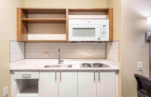 a kitchen with a sink and a microwave at Extended Stay America Premier Suites - Fort Lauderdale - Cypress Creek - Park North in Pompano Beach