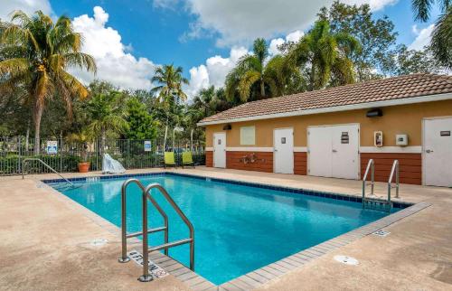 a swimming pool in front of a building at Extended Stay America Suites - Fort Lauderdale - Plantation in Plantation