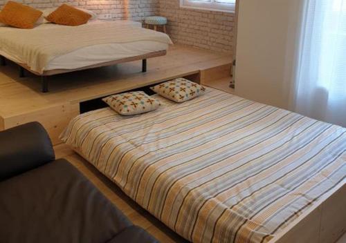 1 dormitorio con 2 camas y almohadas en Apartamento Marcos, en Villanúa