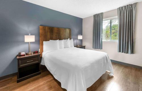 um quarto com uma grande cama branca e uma janela em Extended Stay America Premier Suites - Miami - Airport - Miami Springs em Miami