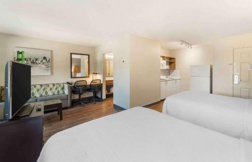 une chambre d'hôtel avec deux lits et une cuisine dans l'établissement Extended Stay America Premier Suites - Miami - Airport - Doral - 25th Street, à Miami