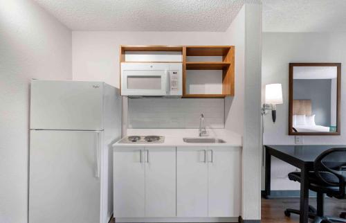 een keuken met een witte koelkast en een wastafel bij Extended Stay America Premier Suites - Miami - Downtown Brickell - Cruise Port in Miami