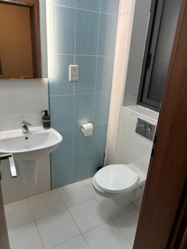 La salle de bains est pourvue de toilettes et d'un lavabo. dans l'établissement Belmonte Flat, à Sliema