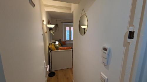un couloir avec un miroir mural dans l'établissement Casa Menton, à Menton