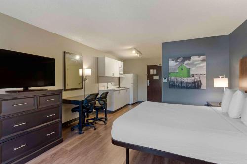 a room with a bed and a desk with a television at Extended Stay America Suites - Boston - Burlington in Burlington