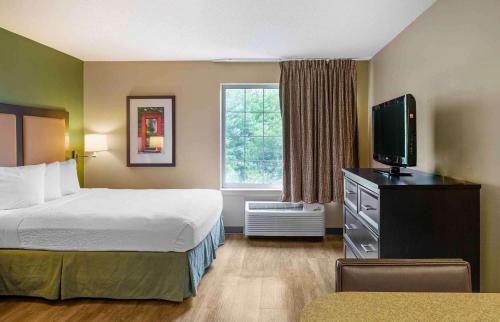 Cette chambre comprend un lit et une télévision à écran plat. dans l'établissement Extended Stay America Suites - Boston - Marlborough, à Marlborough