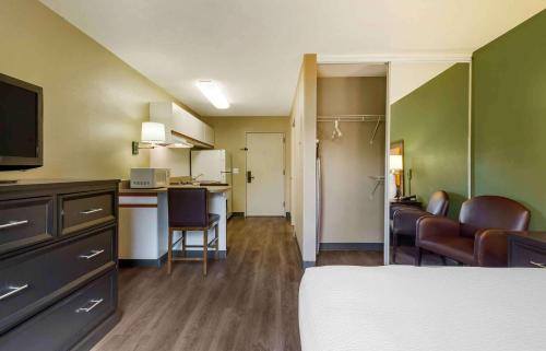 マールボロにあるExtended Stay America Suites - Boston - Marlboroughのベッド、キッチン、リビングルームが備わる客室です。