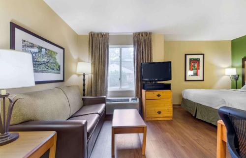 Habitación de hotel con sofá, cama y TV en Extended Stay America Suites - Boston - Waltham - 32 4th Ave, en Waltham