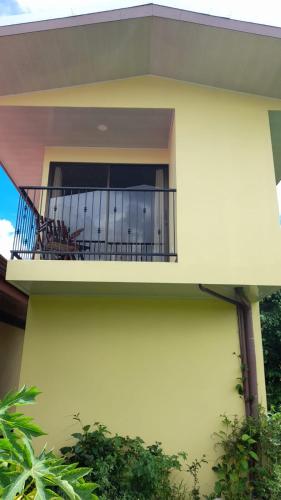 Cette maison dispose d'un balcon avec une table. dans l'établissement Apartment, Santa Cruz, Buenos Aires, Costa Rica, à Buenos Aires