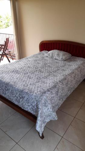 - une chambre avec un lit et une couverture blanche dans l'établissement Apartment, Santa Cruz, Buenos Aires, Costa Rica, à Buenos Aires