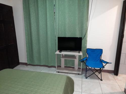 - une chambre avec un lit et un bureau avec une télévision dans l'établissement Apartment, Santa Cruz, Buenos Aires, Costa Rica, à Buenos Aires