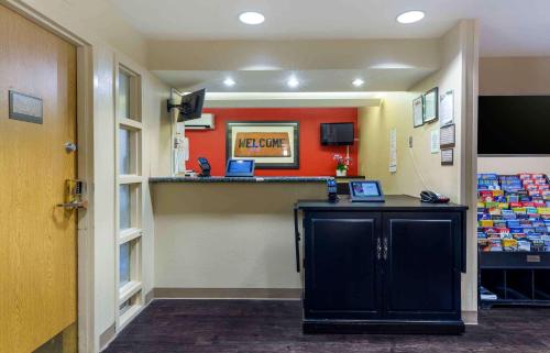 Extended Stay America Suites - Boston - Woburnにあるテレビまたはエンターテインメントセンター