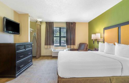 Habitación de hotel con cama grande y TV en Extended Stay America Suites - Foxboro - Norton en Norton
