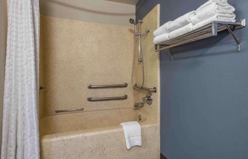 A bathroom at Extended Stay America Suites - Edison - Raritan Center