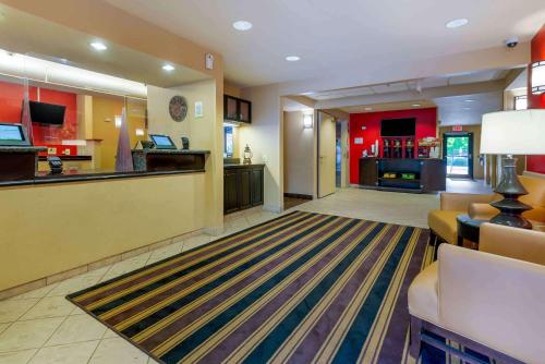 um lobby de um hotel com uma sala de espera em Extended Stay America Suites - Piscataway - Rutgers University em Randolphville