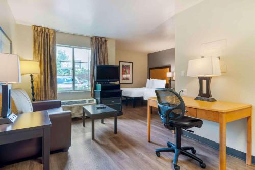 um quarto de hotel com uma secretária e uma cama em Extended Stay America Suites - Piscataway - Rutgers University em Randolphville