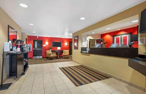 un vestíbulo de un hotel con paredes rojas en Extended Stay America Suites - Secaucus - Meadowlands, en Secaucus