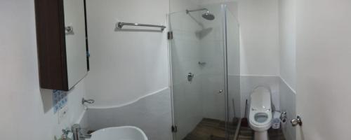 ein Bad mit einem WC und einer Glasdusche in der Unterkunft EMMA HOTEL SAN DIEGO in Cartagena de Indias