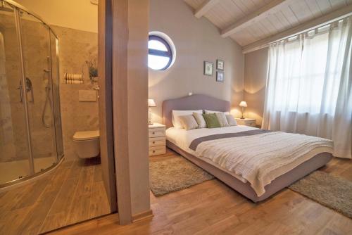 1 dormitorio con cama grande y ducha en Villa Adriana, en Hrboki