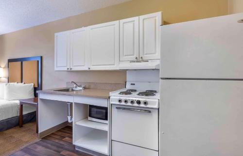Кухня или мини-кухня в Extended Stay America Suites - Washington, DC - Gaithersburg - South
