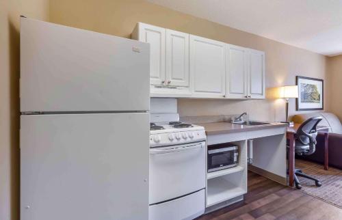 Кухня или мини-кухня в Extended Stay America Suites - Washington, DC - Gaithersburg - South
