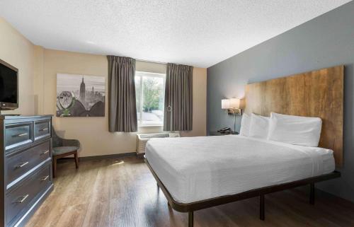 um quarto de hotel com uma cama e uma televisão em Extended Stay America Suites - Washington, DC - Centreville - Manassas em Centreville