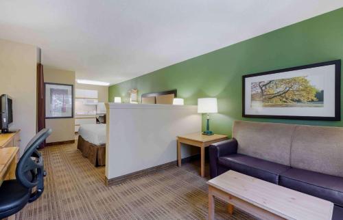 um quarto de hotel com um sofá e uma cama em Extended Stay America Suites - Washington, DC - Fairfax - Fair Oaks em Fairfax