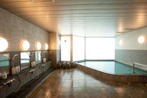 La salle de bains est pourvue d'une piscine. dans l'établissement X wave Funabashi, à Funabashi
