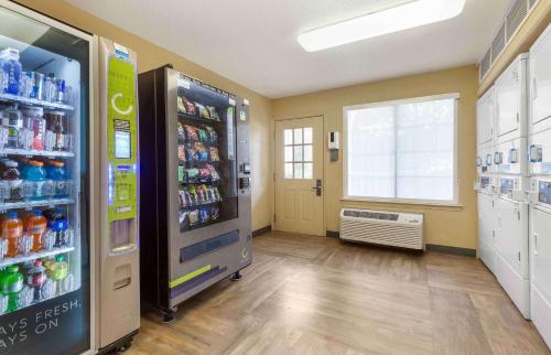 una habitación con una máquina de refrescos en una tienda en Extended Stay America Suites - Washington, DC - Falls Church - Merrifield, en Merrifield