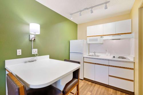 una cucina con pareti verdi e frigorifero bianco di Extended Stay America Suites - Washington, DC - Reston a Herndon