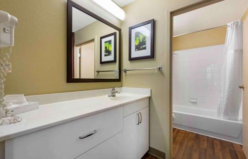 uma casa de banho com um lavatório, um espelho e uma banheira em Extended Stay America Suites - Washington, DC - Alexandria - Eisenhower Ave em Alexandria